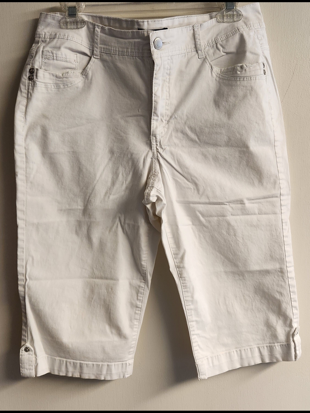 Bandolino White Women's Flat Front Shorts